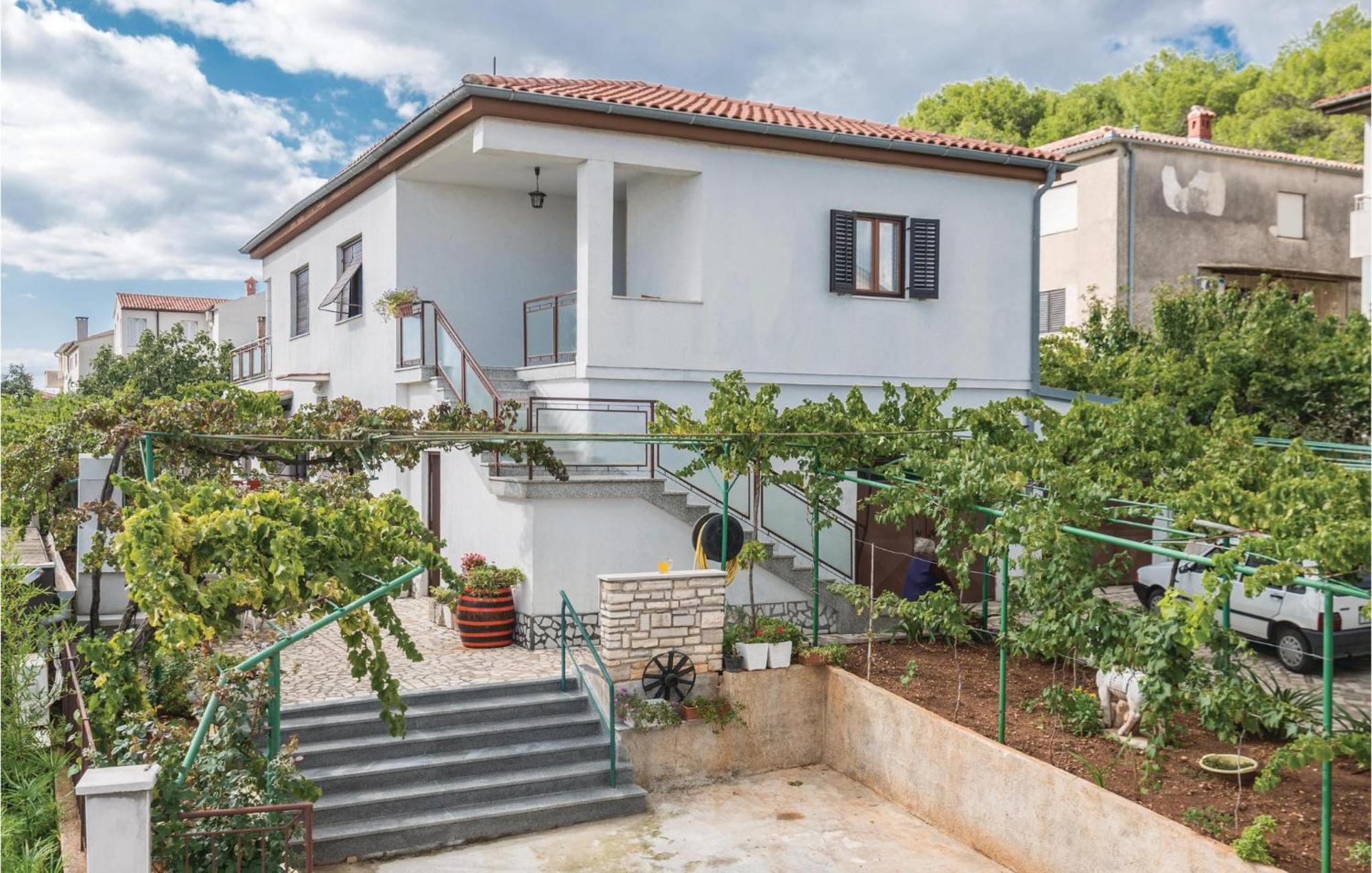 1 Bedroom Cozy Apartment In Pula Exterior foto